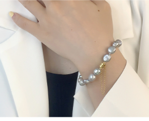 Pulsera Hol@perlas con perlas naturales y cierre en oro amarillo puesta en modelo