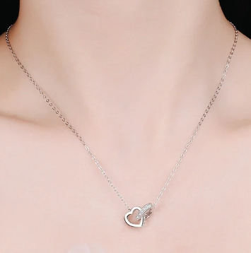 Mujer llevando colgante de moissanita con forma de corazón en plata de ley