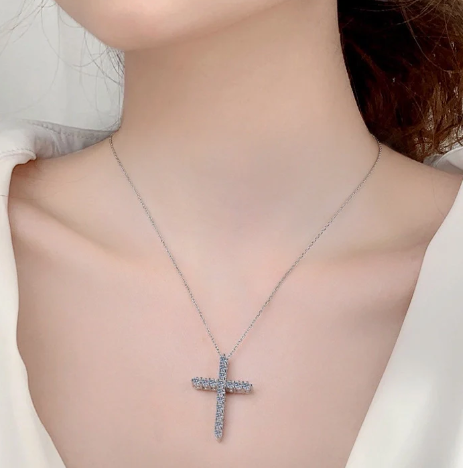 mujer-colgante-cruz-moissanita-plata-925