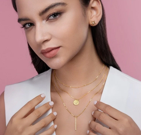 mujer-collar-tres-capas-moissanita-elegante