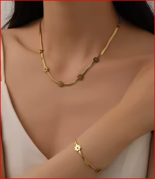 Mujer llevando la gargantilla Florencia chapada en oro de 18K, estilo elegante y botánico