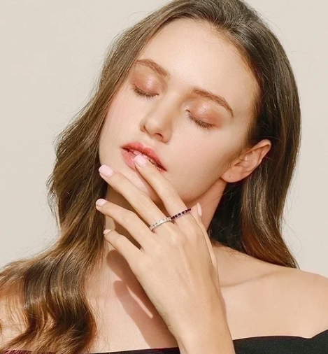 Foto de cuerpo entero donde la modelo luce ambos anillos combinados, resaltando su versatilidad.