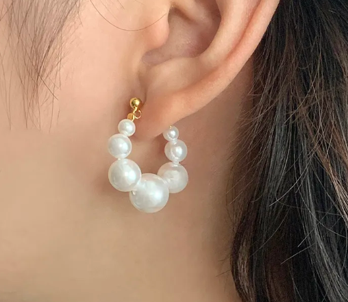 Pendiente de aro con perlas de Crystal lucido en oreja, muestra su tamaño ideal y estilo fresco para el día a día