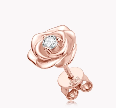 Pendiente flor de moissanita oro rosa visto de cerca sobre fondo blanco