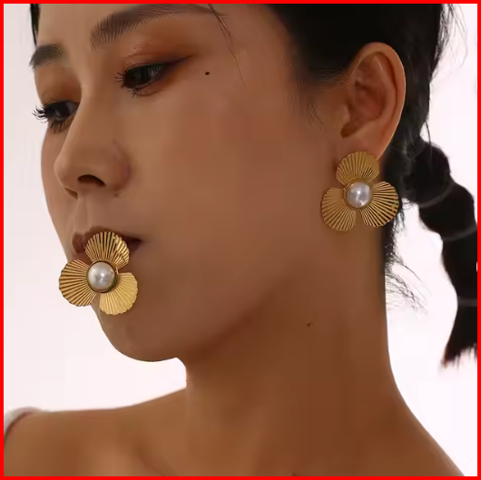 Mujer japonesa con pendiente chapado en oro blanco 16K en la oreja y otro pendiente en la boca, estilo minimalista.