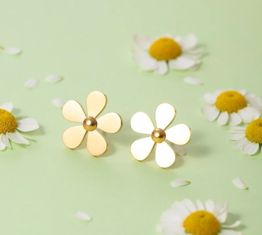 Pendientes flor delicados chapados en oro 18K, estilo minimalista, con margaritas de fondo blanco