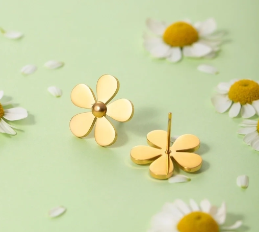 Pendientes flor minimalistas en oro 18K con medidas detalladas sobre fondo blanco