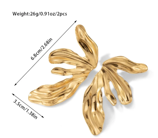 Detalle de los pendientes Flor de Fuego con medidas visibles, chapados en oro 18k