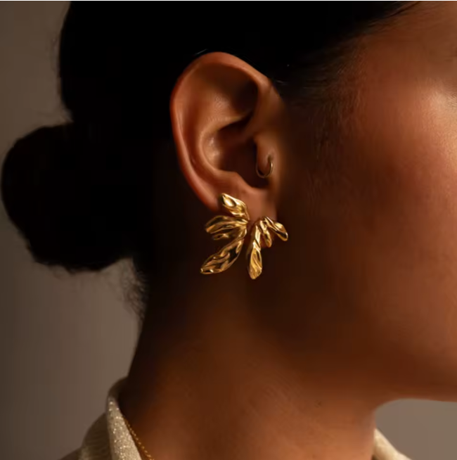 Pendientes con diseño de hojas, elaborados en acero inoxidable chapado en oro de 18K. Su estilo elegante y sofisticado ilumina el rostro y combina con cualquier look, desde un outfit diario hasta una ocasión especial. Resistentes, ligeros y con un acabado brillante que nunca pasa desapercibido.