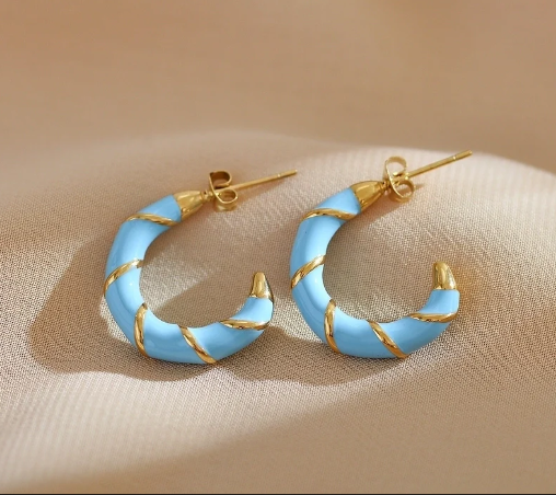 Pendientes geométricos color azul chapados en oro 18K, perfecto para destacar tu estilo este verano