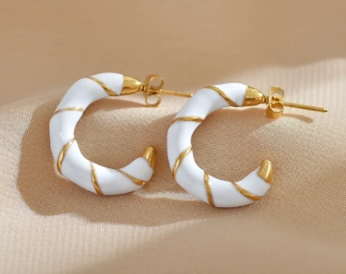 Pendientes geométricos color blanco chapados en oro 18K, diseño elegante y versátil para cualquier look