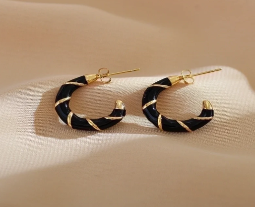 Pendientes geométricos color negro chapados en oro 18K, diseño minimalista y sofisticado
