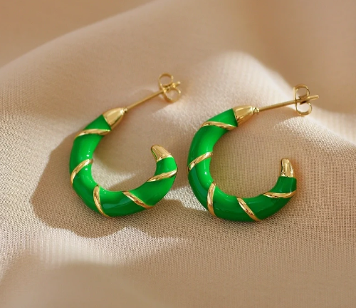 Pendientes geométricos color verde chapados en oro 18K, diseño elegante y atemporal