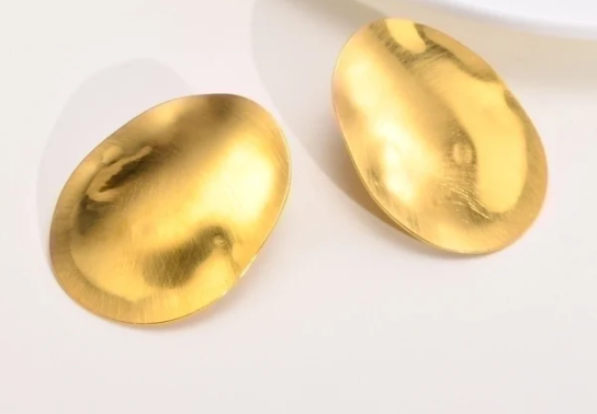 Pendientes Grado 888º en nueva posición sobre fondo blanco, estilo Ins dorado