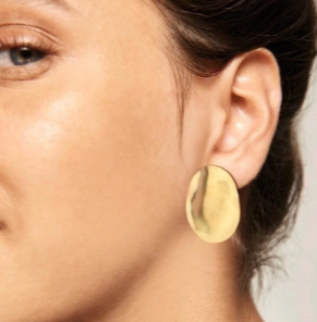 Pendientes Grado 888º vistos en modelo desde otro ángulo, estilo elegante y moderno