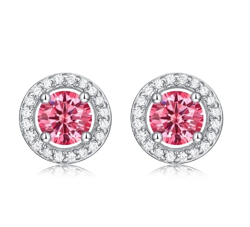 Pendientes de moissanita en forma de corazón en plata de ley 925, vista frontal sobre fondo blanco