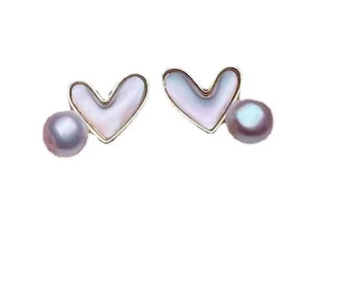 Vista frontal de los pendientes en forma de corazón con perla blanca sobre fondo blanco