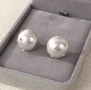 Pendientes de perlas de agua dulce en joyero de terciopelo gris, perfectos para regalar.