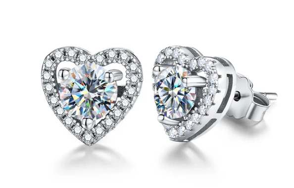 Pendientes de moissanita en forma de corazón, en plata de ley 925, vista frontal sobre fondo blanco