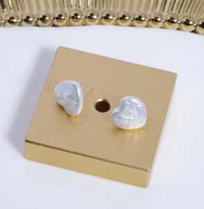 Pendientes elegantes de perla blanca en plata de ley, vista inclinada fondo blanco