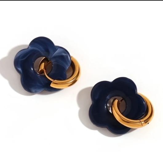 Pendientes dorados con detalle azul marino, el toque perfecto para tus looks más chic