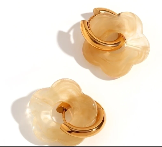Pendientes dorados con detalle beige, delicados y elegantes, ideales para cualquier ocasión