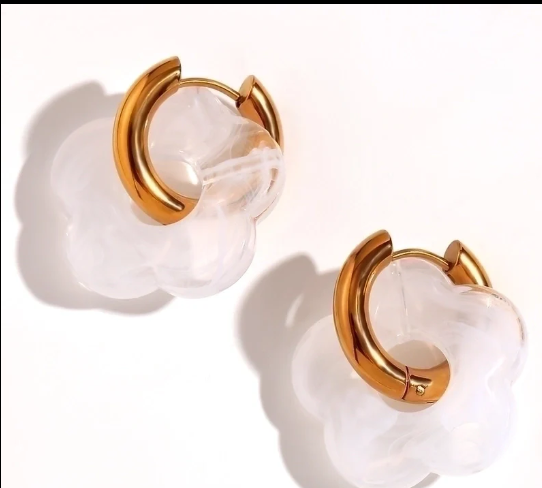Pendientes dorados con detalle blanco, sutiles y sofisticados, para un look impecable
