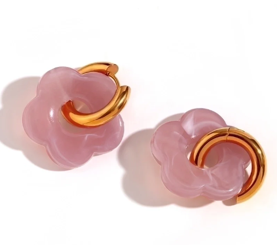 Pendientes dorados con detalle rosa, ideales para un toque dulce y femenino en tu estilo