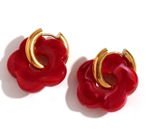 Pendientes dorados con detalle rojo, delicados y vibrantes, perfectos para resaltar cualquier look