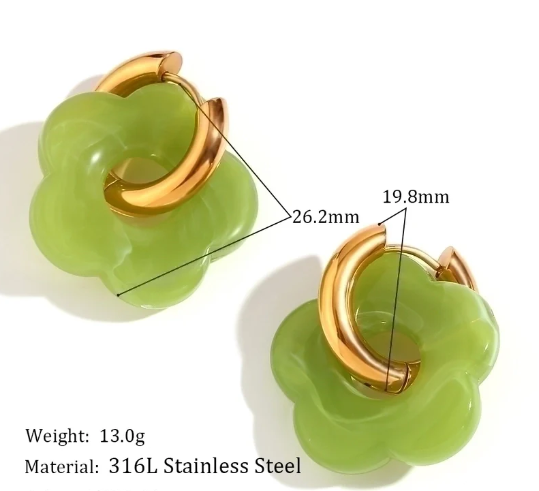 Pendientes dorados con detalle verde, una joya vibrante que agrega frescura y naturalidad