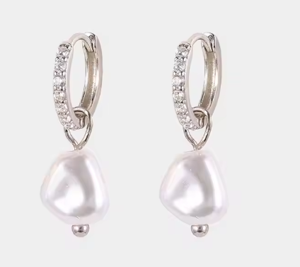 Pendientes de plata 925 con diseño colgante y perla blanca natural sobre fondo blanco