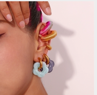Pendientes dorados con detalle beige, delicados y elegantes, ideales para cualquier ocasión