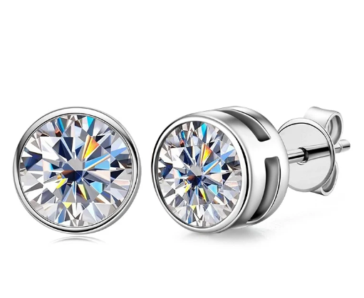 Pendientes de moissanita en forma de corazón en oro blanco, brillando sobre fondo blanco.