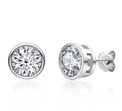 Pendientes de moissanita en forma de corazón en oro blanco, vistas frontal y lateral sobre fondo blanco