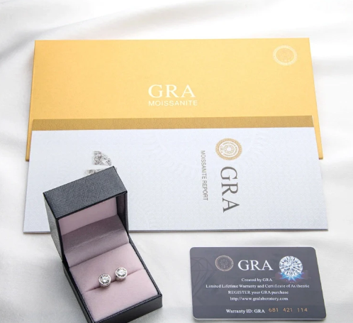 Pendientes de moissanita certificada GRA, presentados en estuche de joyería elegante sobre fondo blanco