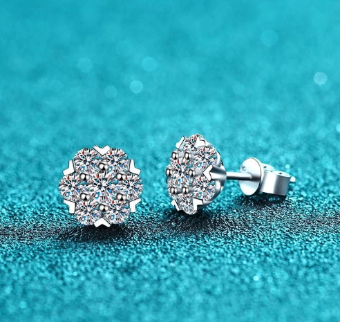 Pendientes de plata con moissanita, uno de frente y otro girado, fondo azul
