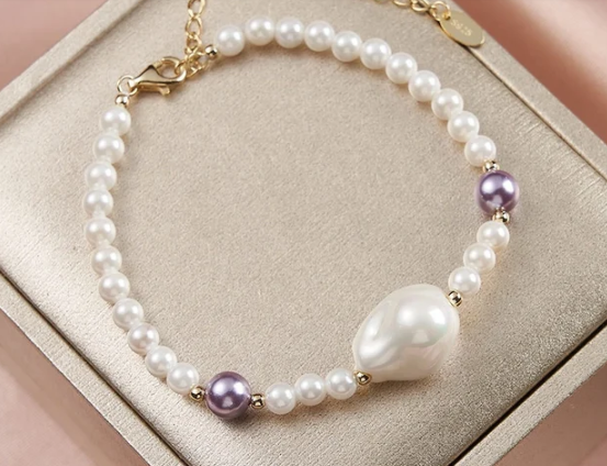 Pulsera Princesa sobre caja terciopelo beige y perlas de cristal