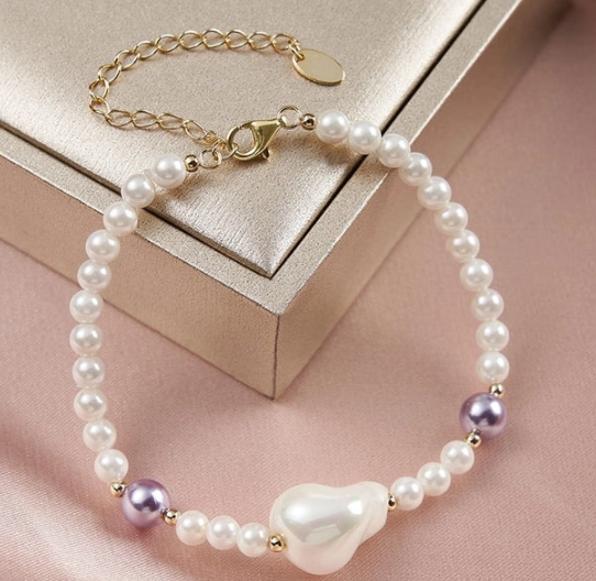 Pulsera Princesa con perlas de cristal y caja de joyería terciopelo beige