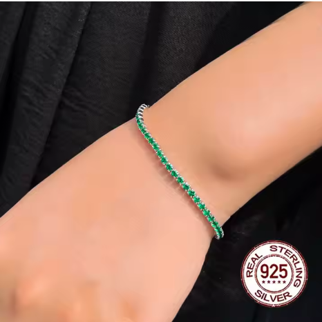 Pulsera tenis con circonitas verde esmeralda en muñeca femenina