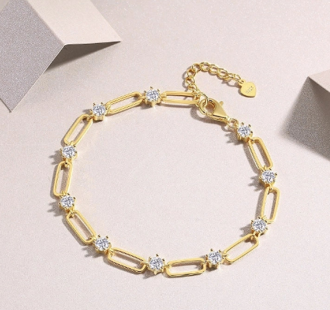 Cierre de pulsera de moissanita en primer plano, detalle del diseño con fondo beige