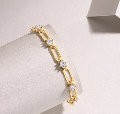 Pulsera elegante de plata y moissanita sobre joyero cerámico, fondo beige neutro