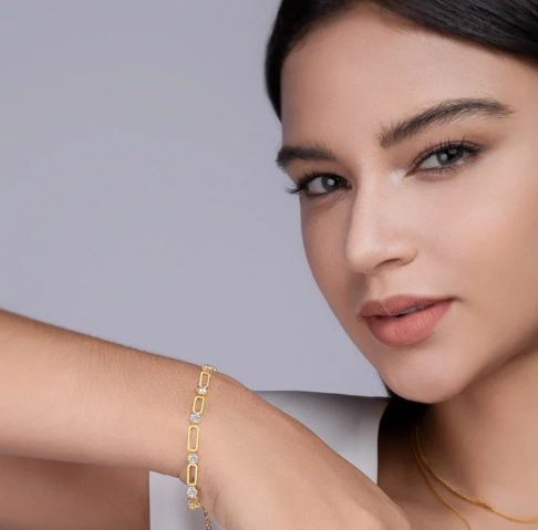 Pulsera de moissanita lucida por modelo con brazo levantado, joya delicada en muñeca izquierda