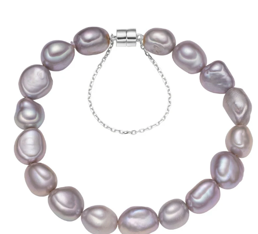 Pulsera de perlas naturales con cierre y cadena de seguridad en oro blanco sobre fondo blanco