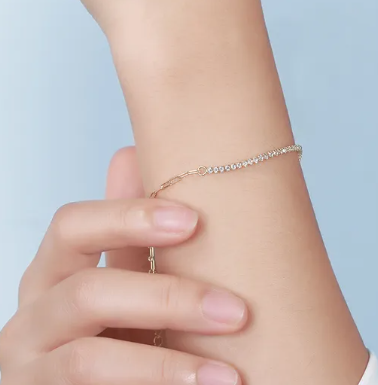 Vista lateral de pulsera oro 14k con zirconitas 3 mm