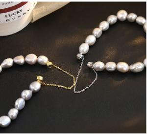 Detalle de cierres abiertos en pulseras de perlas Hol@perlas con oro blanco y oro amarillo