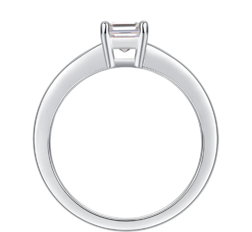 Anillo rectangular en plata 925 con baño de oro blanco, vista lateral que resalta el grosor sobre fondo blanco