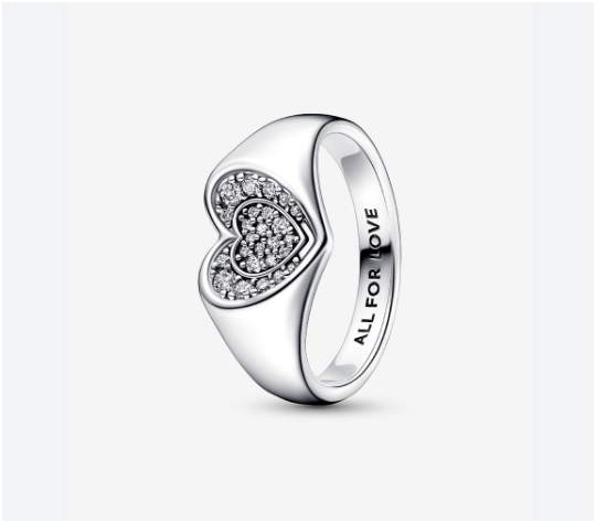 Anillo en plata de ley con diseño de corazón hecho de pequeñas circonitas, fondo blanco.