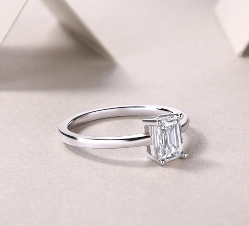 Anillo rectangular en plata 925 visto desde arriba, con sombra proyectada sobre fondo blanco