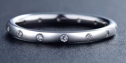 Vista lateral del anillo donde se aprecia el diseño sobrio y su perfil minimalista.