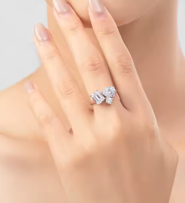 Anillo Angular baño de rodio estilo mandala tibetano - vista lateral